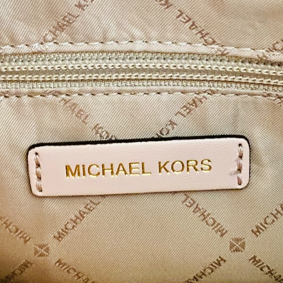🎉 SALE 🎉 NWT! Michael Kors Dark Powder Blush Trisha Large Logo Shoulder Bag - Picture 16 of 17